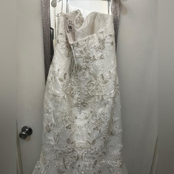 Never used wedding dress !! Only worn when tried on ! JEWEL By David’s Bridal - Picture 10 of 14